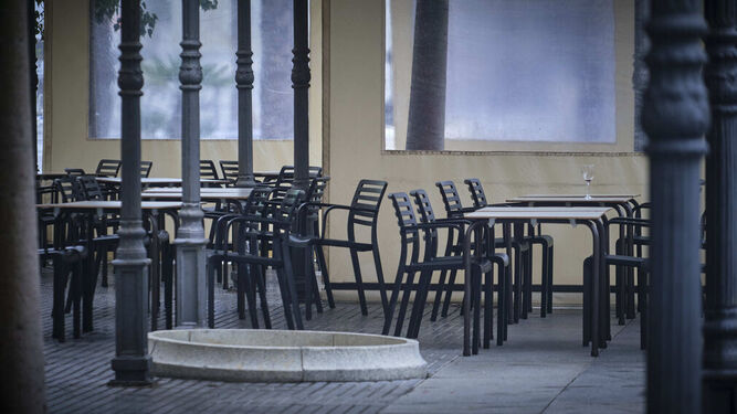 La terraza vacía de un bar en Cádiz.