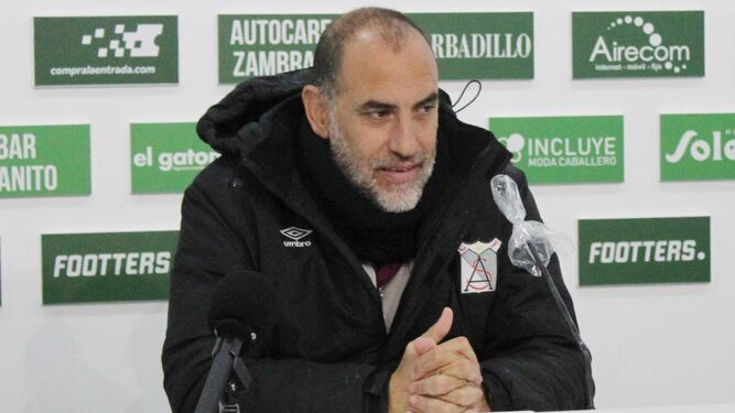 Romerito, entrenador del Sanluqueño, en rueda de prensa