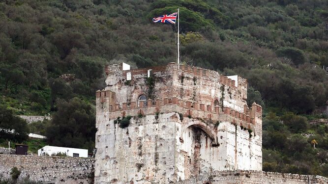 La bandera del Reino Unido izada en el Castillo Moro.