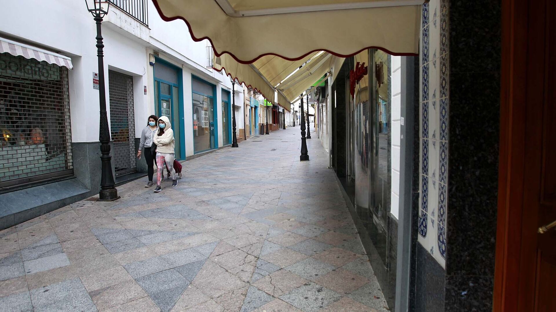 Las fotos de los cierre de bares, restaurantes y comercios no esenciales en Los Barrios