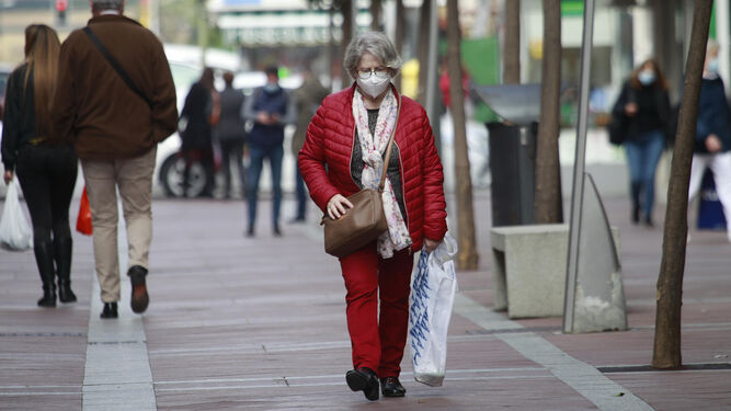 Una mujer camina por el centro de Algeciras.