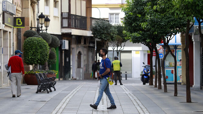 Un joven pasea por el centro de Algeciras.