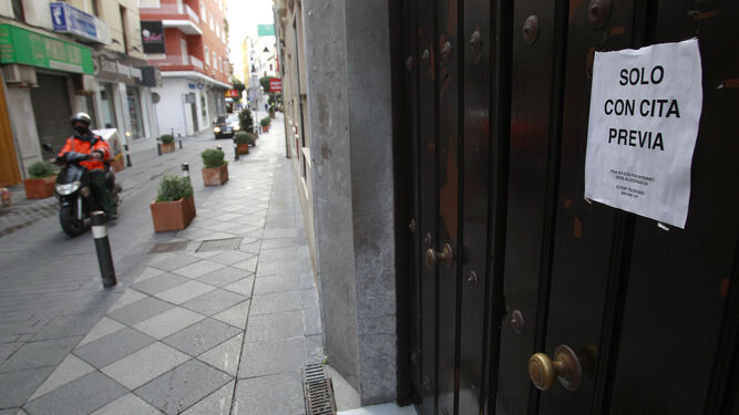 La calle Convento de Algeciras, durante el cierre de la actividad no esencial.