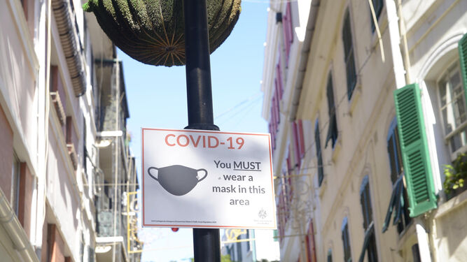 Un cartel en Gibraltar que advierte que se debe llevar mascarilla.