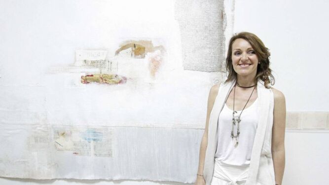 Blanca Orozco, junto a una de sus obras