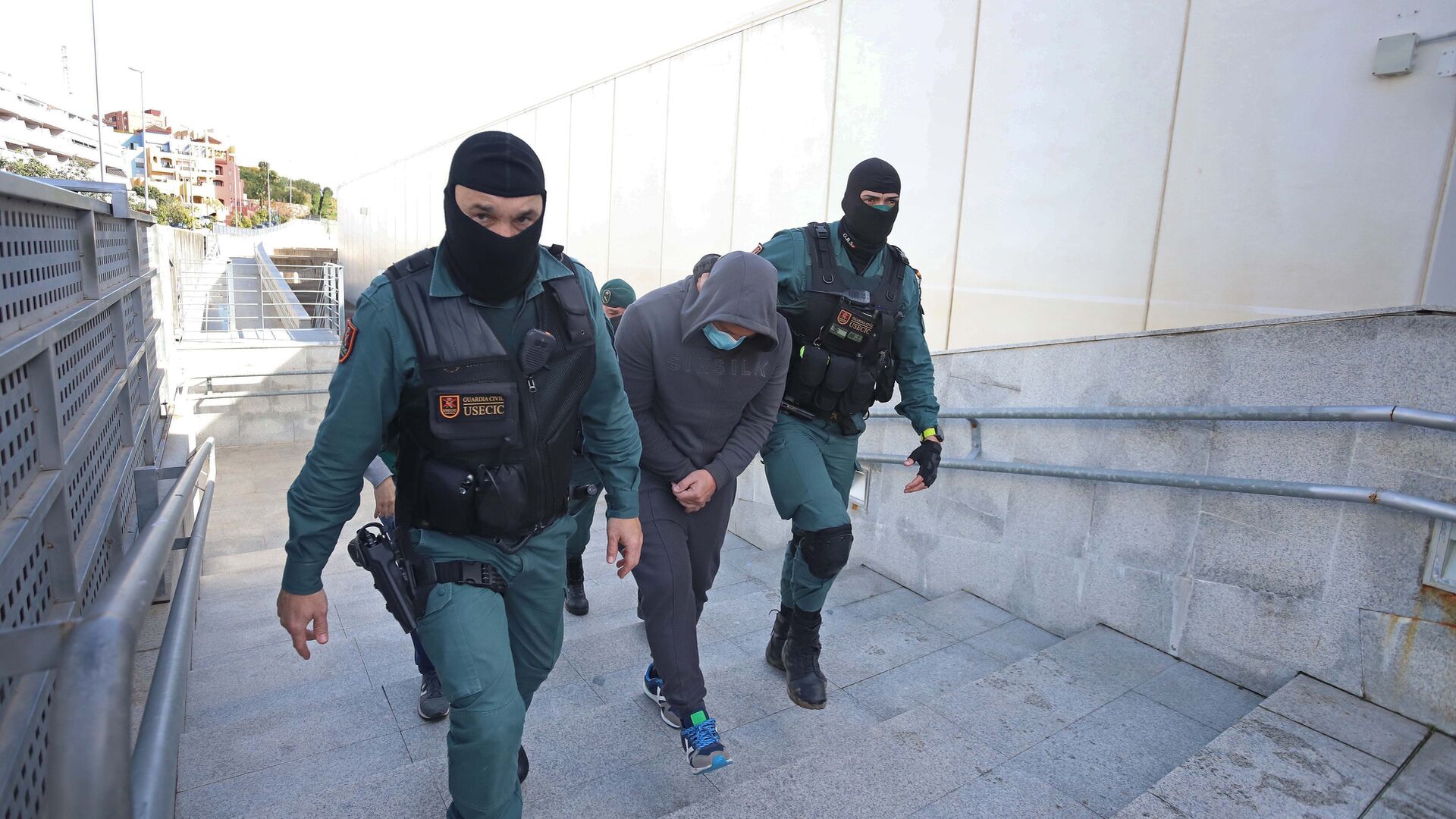 Registro de la Guardia Civil en el centro comercial Puerta Europa en Algeciras
