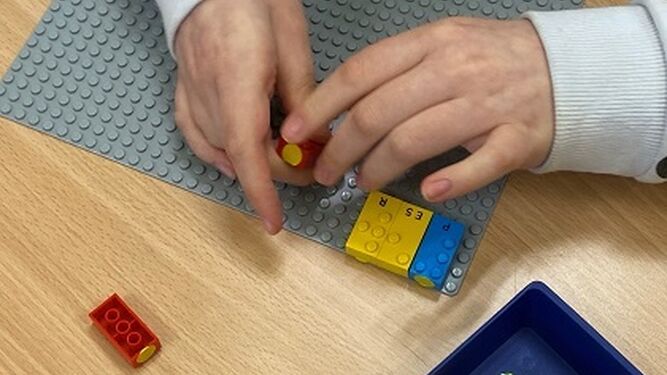 Las primeras piezas de LEGO en Braille llegan a 226 escolares ciegos andaluces para impulsar el aprendizaje y la inclusión