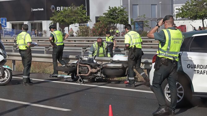 Varios agentes de la Guardia Civil junto a la moto de Fermín Cabezas el día del accidente
