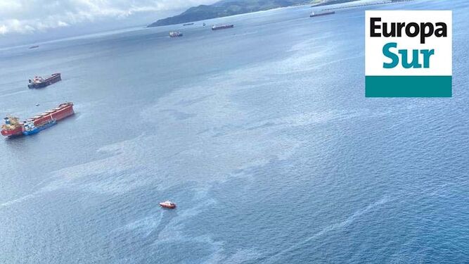 Imagen aérea del vertido provocado por el 'AM Guent' en la Bahía de Algeciras.