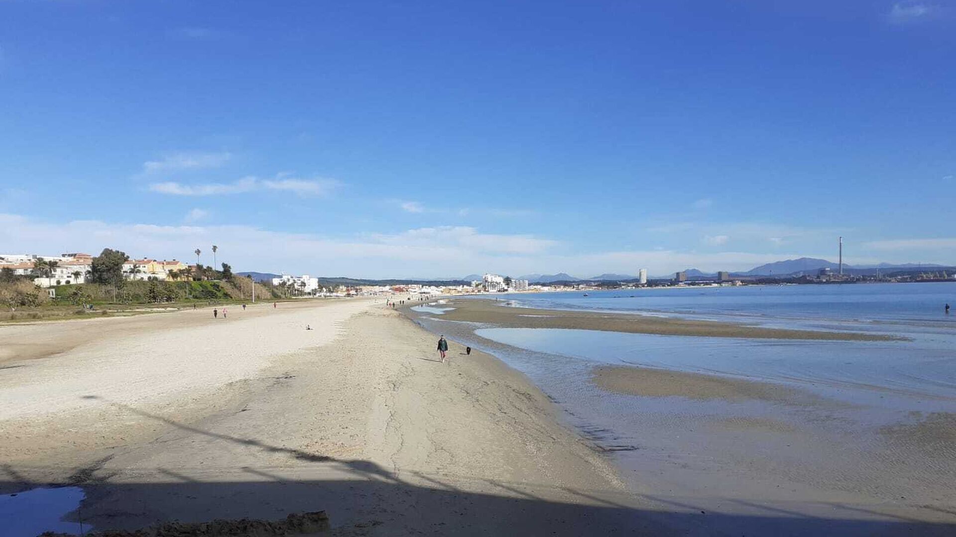 El litoral de la comarca, limpio tras el vertido de hidrocarburos del viernes