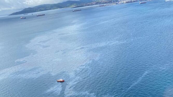 El vertido, en aguas de la Bahía de Algeciras.