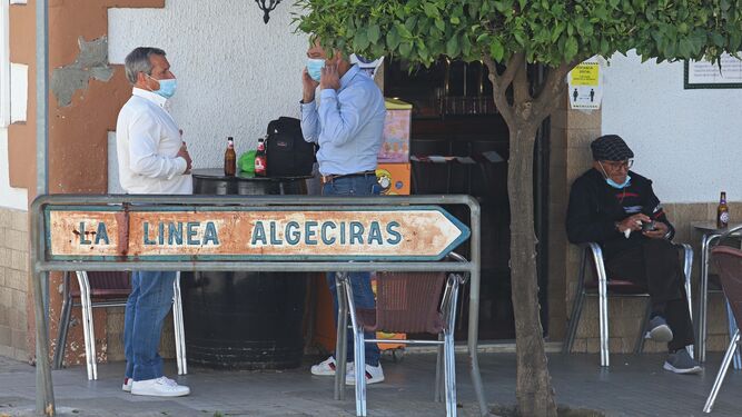 Dos personas toman el aperitivo en San Roque.