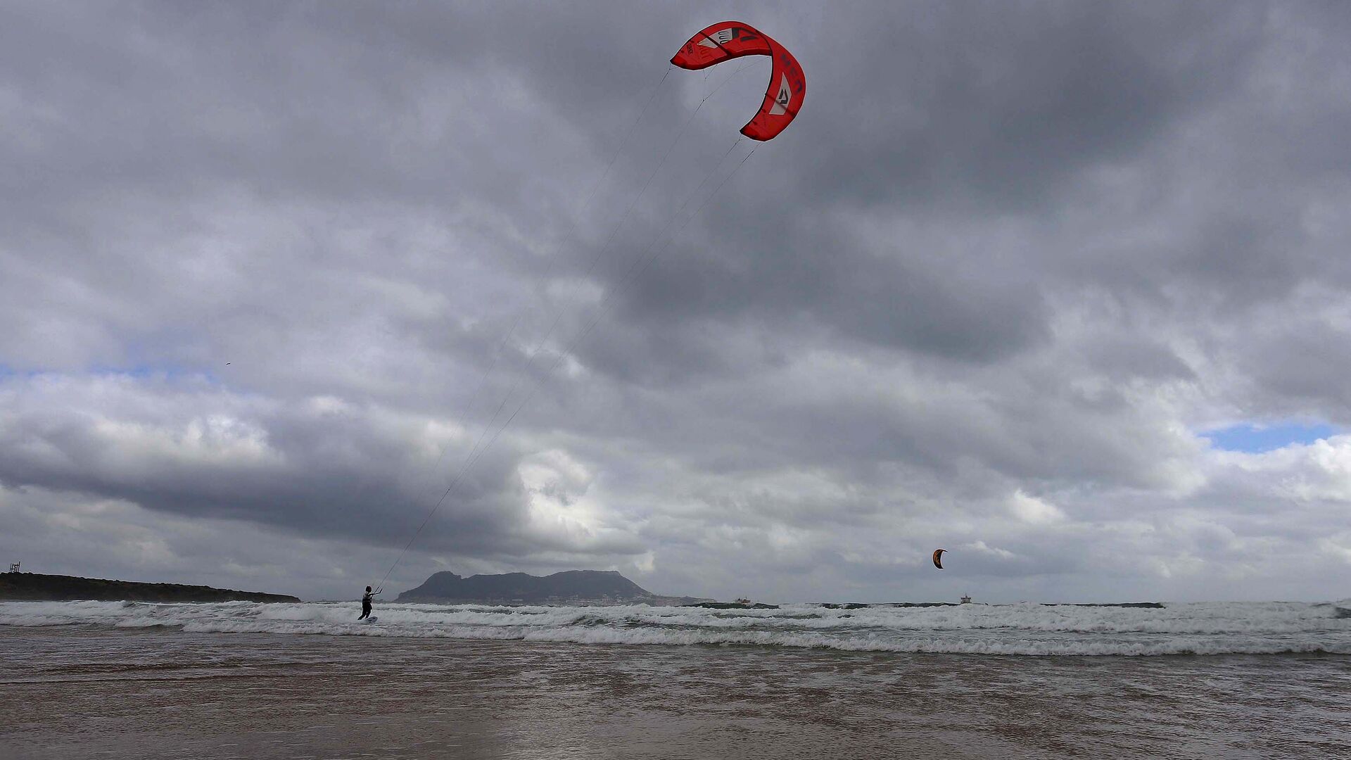 Primera manga del Spain Kiteboarding League en la playa de Getares