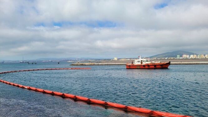 La barrera instalada alrededor del Puerto de Gibraltar.