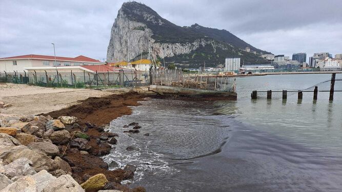 Gibraltar, visto desde la playa de Poniente, este martes.