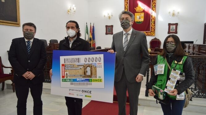 Los directores de la ONCE de Cádiz y Chiclana presentaron la imagen del cupón al alcalde, Fernando Macías.