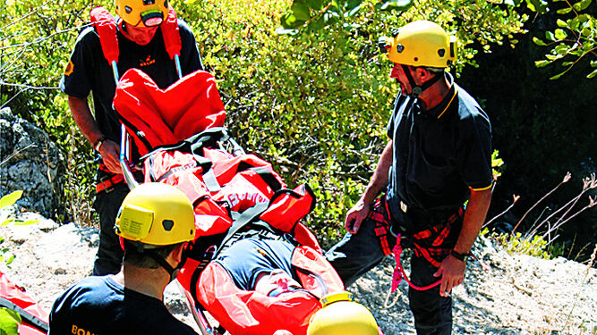 Efectivos del Grupo de Rescate de Montaña, realizando una práctica, con un herido.