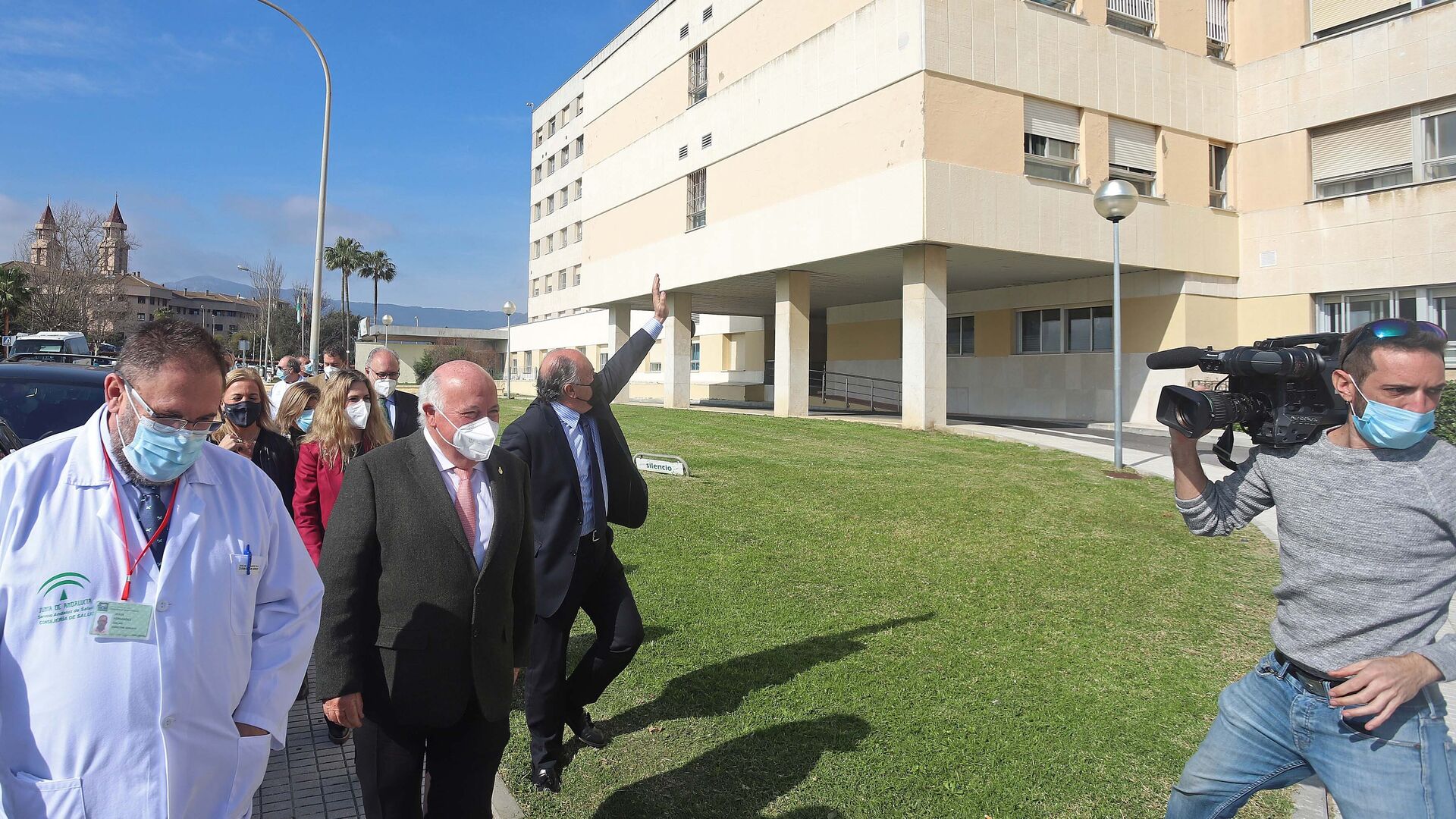 Visita de Jes&uacute;s Aguirre al hospital Punta Europa en Algeciras