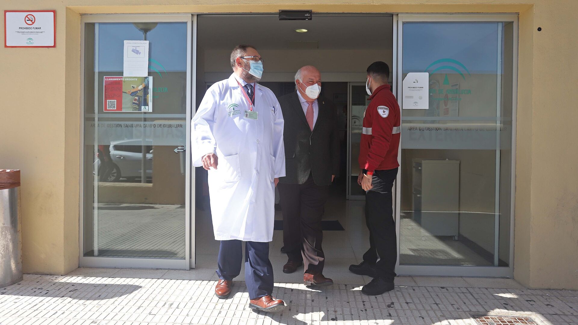 Visita de Jes&uacute;s Aguirre al hospital Punta Europa en Algeciras