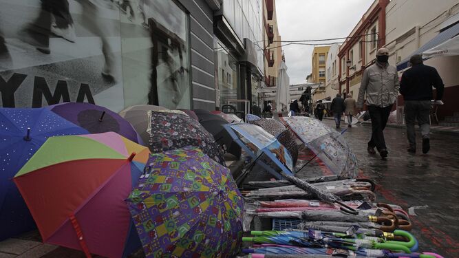Puesto ambulante de paraguas en La Línea.