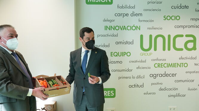 El presidente de Unica Group, José Martínez Portero, con el presidente de la Junta, Juanma Moreno