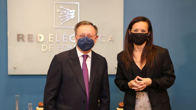 Juan Jesús Vivas, presidente de Ceuta,  y Beatriz Corredor, presidenta de Red Eléctrica, este jueves