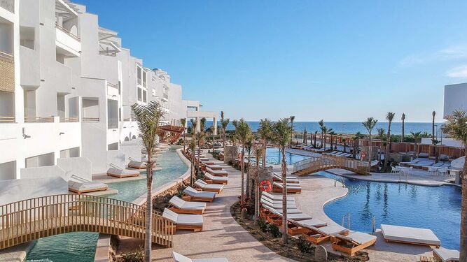 Tumbonas y piscinas del hotel Zahara Beach.
