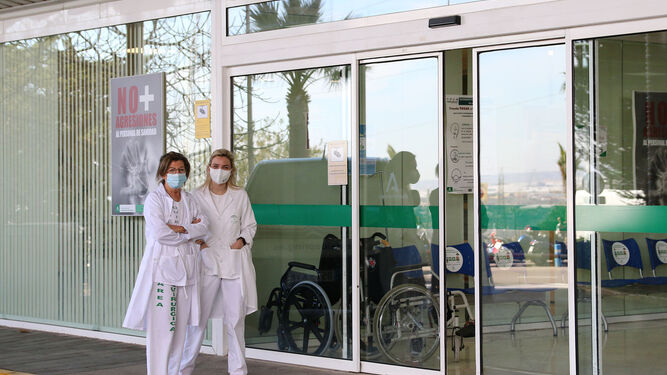 Dos sanitarios en las puertas del Hospital de Torrecárdenas de Almería.