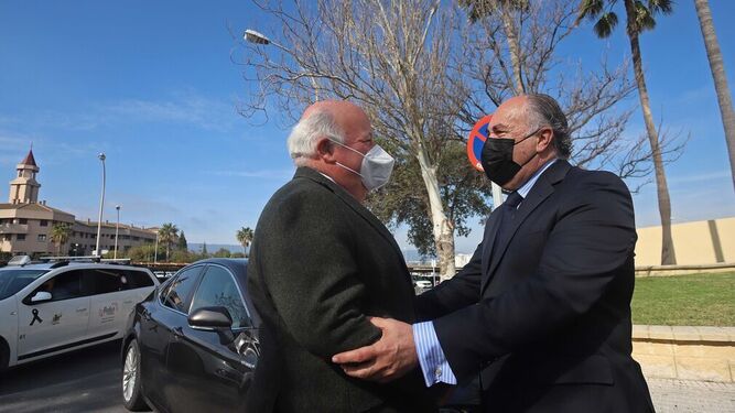 Jesús Aguirre saluda al alcalde de Algeciras, José Ignacio Landaluce.