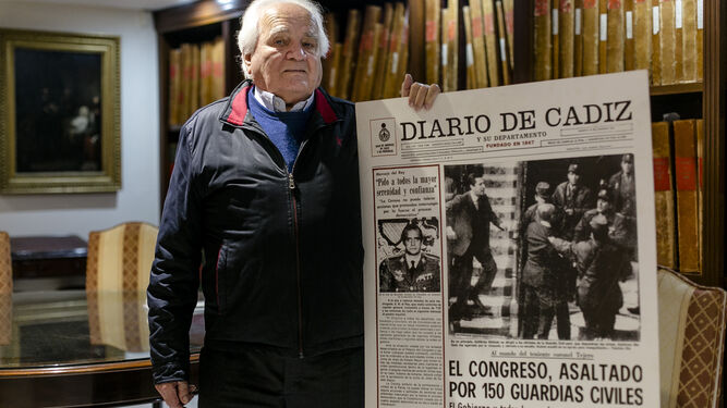 Antonio Morillo, fotografiado el pasado viernes junto a una reproducción de la primera página del Diario de Cádiz del 24 de febrero de 1981.