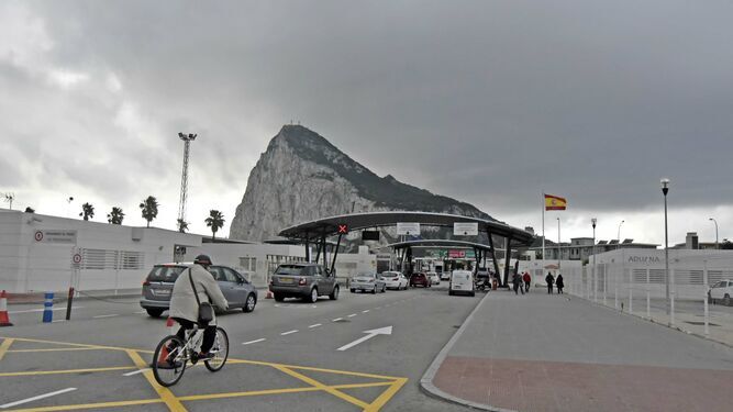 Entrada a Gibraltar, desde la Línea de la Concepción.