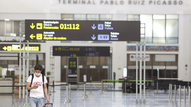 Un hombre acarrea el equipaje en el aeropuerto de Málaga.