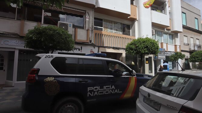 La Policía Nacional esta mañana en la calle Coronel Ceballos, donde se ha producido el registro
