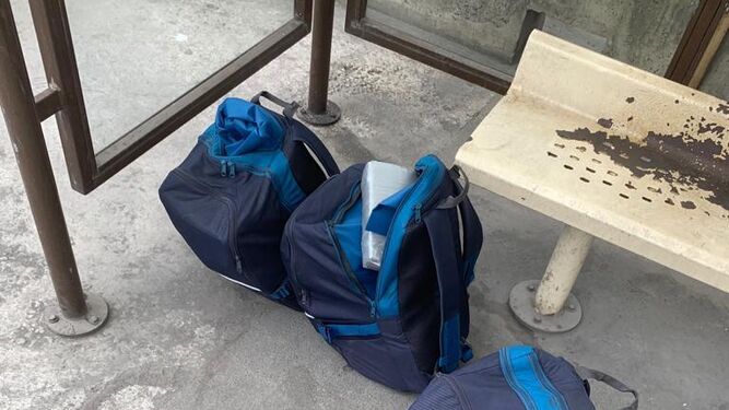 Las tres mochilas que llevaban los detenidos por la Guardia Civil.