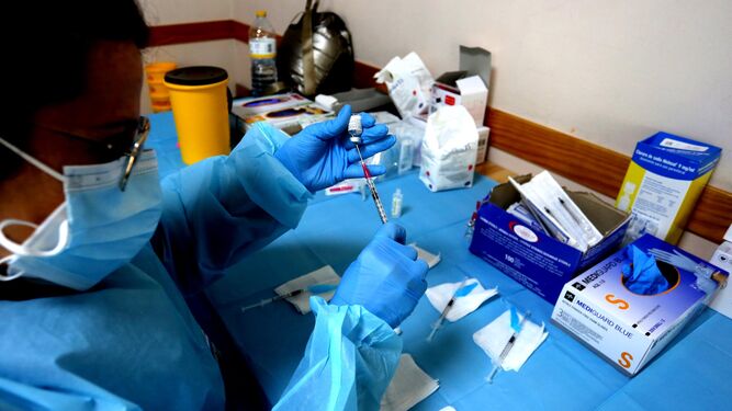 Una enfermera carga una vacuna en una residencia de Jerez.