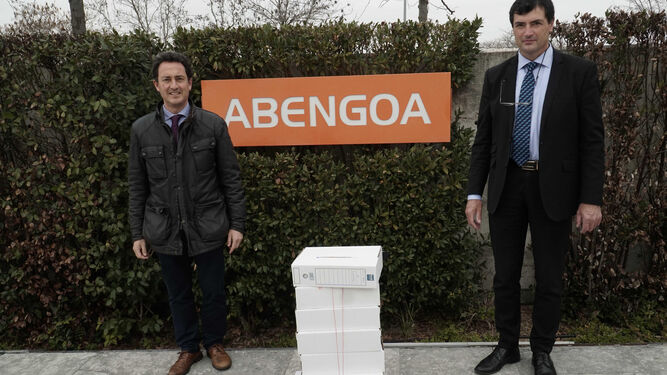 El notario de Sevilla Javier Muñoz Layos, a la izquierda, y Clemente Fernández, a su llegada a la sede Abengoa con las siete cajas con los votos físicos.
