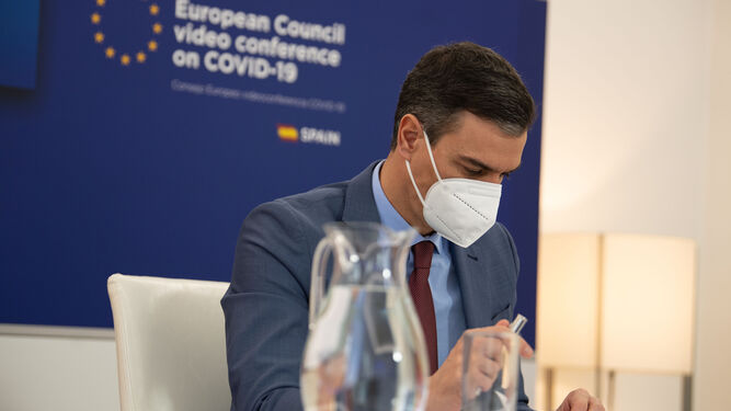 El presidente del Gobierno, Pedro Sánchez, participa por videoconferencia en la reunión del Consejo Europeo Extraordinario sobre el Coronavirus a finales de febrero.