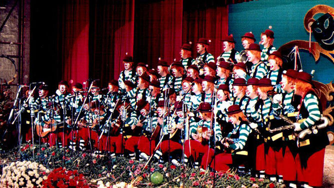 El coro Entre pitos y flautas, primer premio del concurso gaditano de 1981, la actuación más llamativa de la final televisada