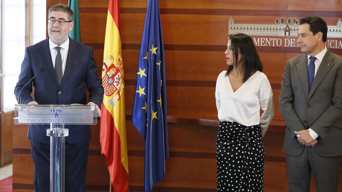 Juanma Moreno y Marta Bosquet, en la toma de posesión de Antonio López como presidente de la Cámara de Cuentas en septiembre de 2019.