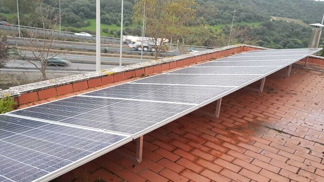 Placas fotovoltaicas del pabellón municipal de San Roque.