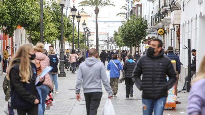 Gente en una céntrica calle comercial de Chiclana.
