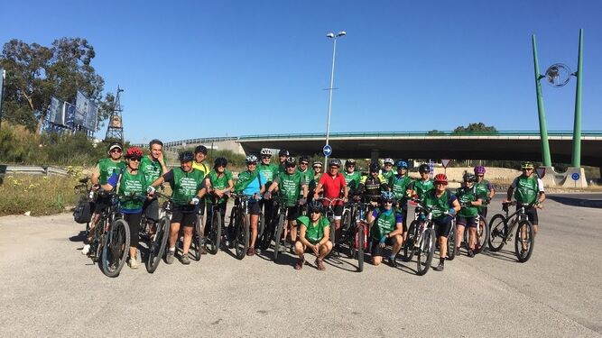 Los ecologistas, en una de las marchas ciclistas para reivindicar la vía verde entre el Guadalete y el Guadalquivir.