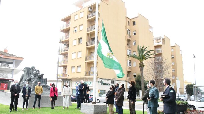 Izado de la bandera andaluza en San Roque para celebrar el 28-F.