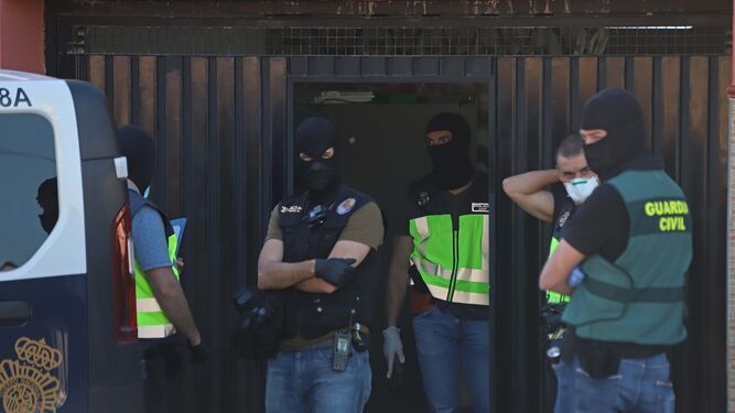 Miembros de la Guardia Civil y la Policía Nacional durante un registro por narcotráfico en Algeciras.