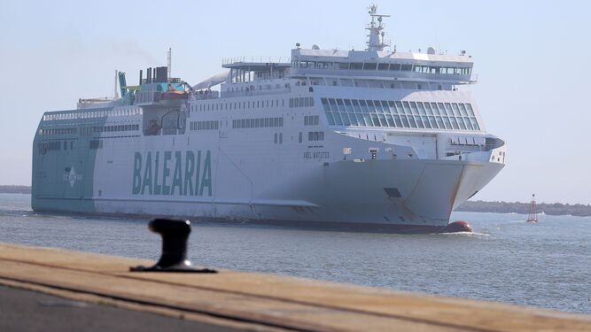 Un buque de Balearia es el único que hace el trayecto Algeciras-Ceuta actualmente.
