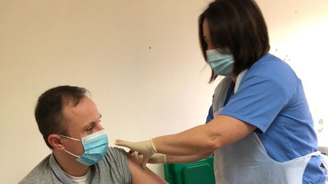 Una enfermera administra una vacuna en Gibraltar.