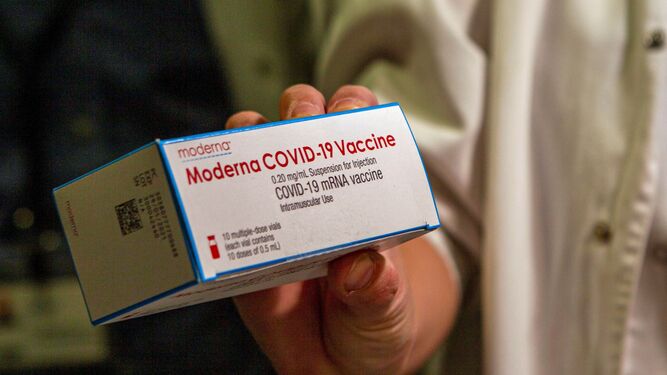 Una caja de viales de la vacuna de Moderna contra el coronavirus