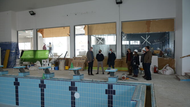 La visita de los responsables municipales a la piscina cubierta de San Roque.
