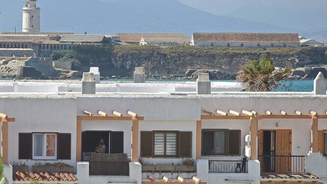 Las terrazas de una zona de apartamentos  junto a la playa  tarifeña de Los Lances.