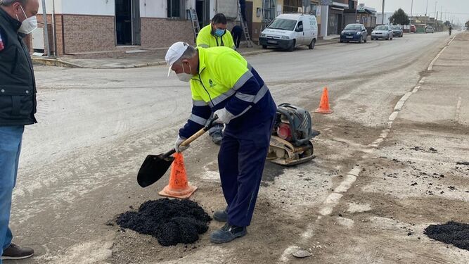 El Ayuntamiento de Sanlúcar está ejecutando esta semana trabajos de mejora en viales de La Algaida.